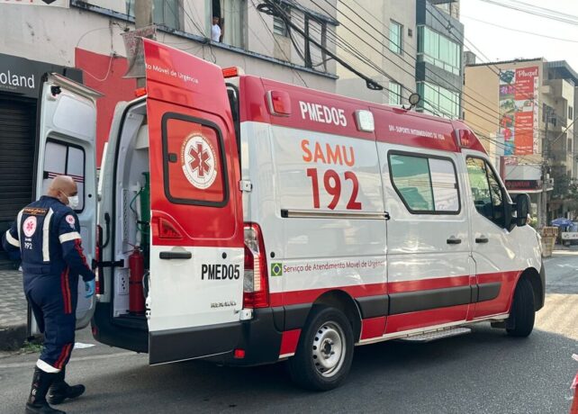 Motorista bate em poste, passageira de 85 anos, fica ferida