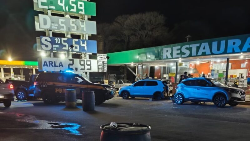 Vídeo: carro invade posto de gasolina, colide com vários carros e cinco pessoas ficam feridas