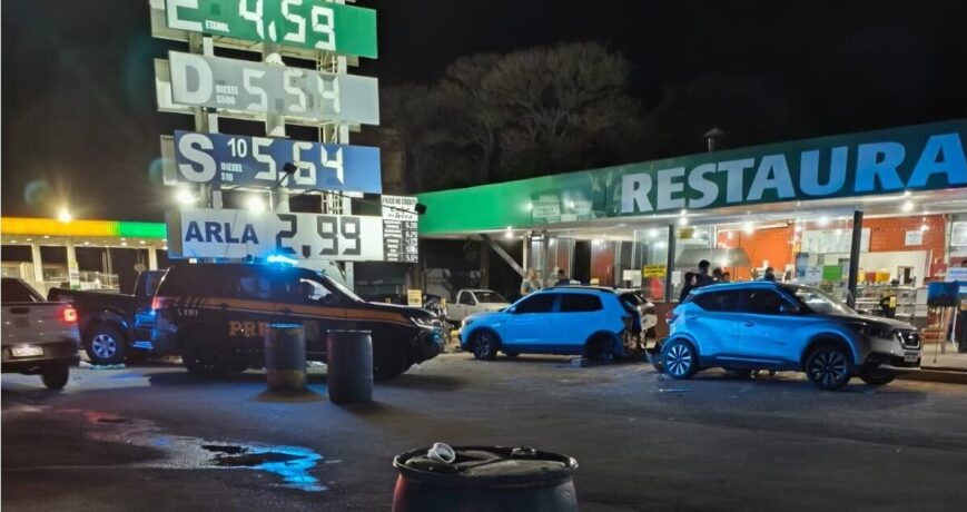 Vídeo: carro invade posto de gasolina, colide com vários carros e cinco pessoas ficam feridas