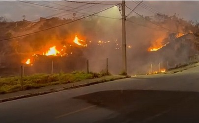 Vídeo: chamas consomem 9.000 m² de cerrado no bairro Piaguassu, em Itaúna