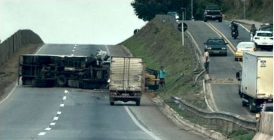 Vídeo: caminhão tomba na MG 050, em Juatuba e um homem ficou ferido