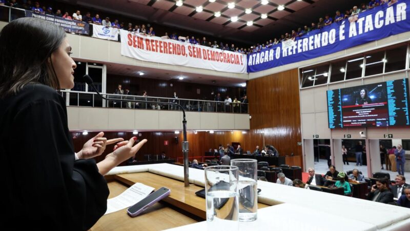 Deputada lança abaixo-assinado contra a PEC do Cala-Boca que retira o direito do povo de decidir