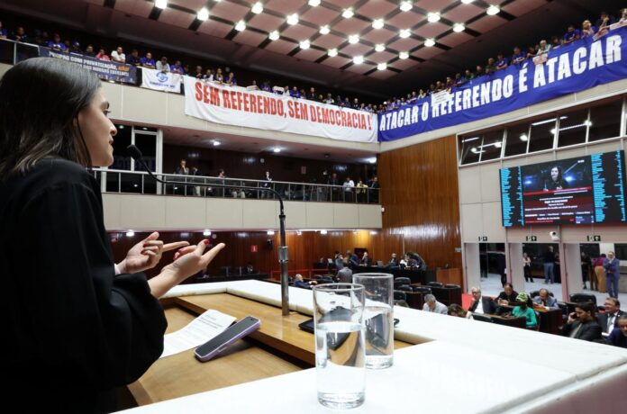 Deputada lança abaixo-assinado contra a PEC do Cala-Boca que retira o direito do povo de decidir