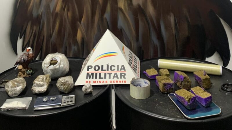 Mulher é presa por tráfico de drogas no bairro Santa Edwiges. PM procura por mais um envolvido