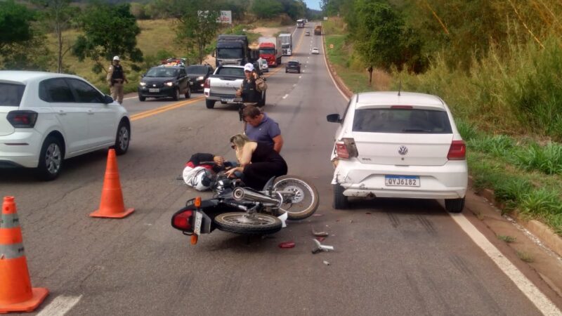 Motociclista se distrai na rodovia MG 050 e bate na traseira de carro
