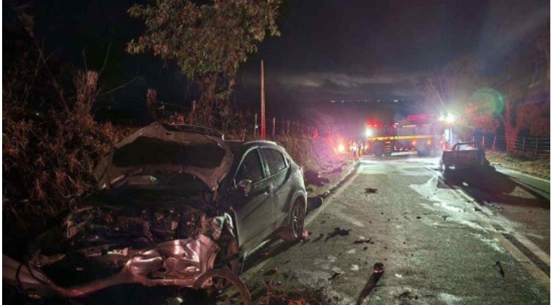 Vídeo: feridos escapam de carro que pegou fogo depois de batida entre Nova Serrana e Perdigão