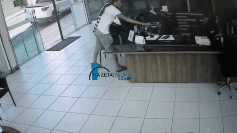 Vídeo: homem foi preso depois furtar celulares em duas empresas no centro da cidade