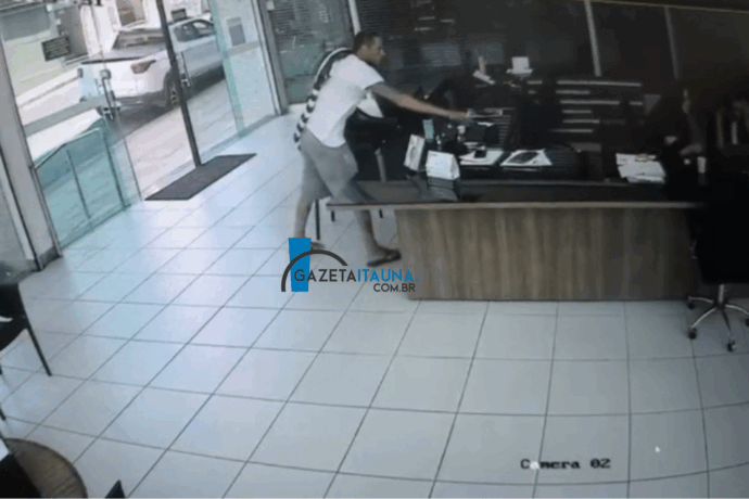 Vídeo: homem foi preso depois furtar celulares em duas empresas no centro da cidade