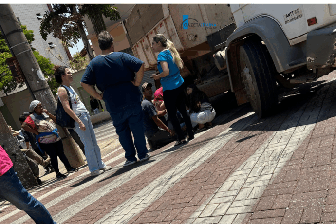 Adolescente atropelada usava o celular quando  caiu debaixo de caminhão, segundo testemunhas à PM