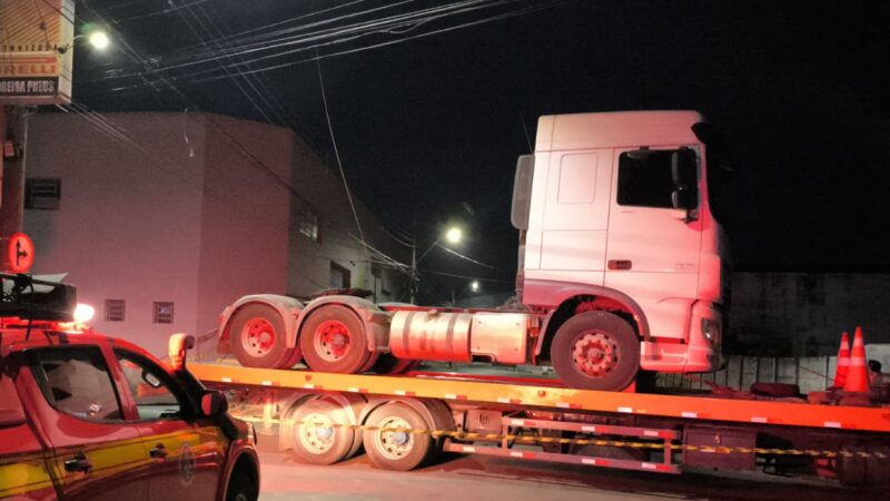 Caminhão com carga acima da altura permitida em via derruba fiação de energia elétrica