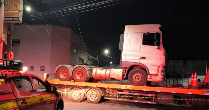 Caminhão com carga acima da altura permitida em via derruba fiação de energia elétrica