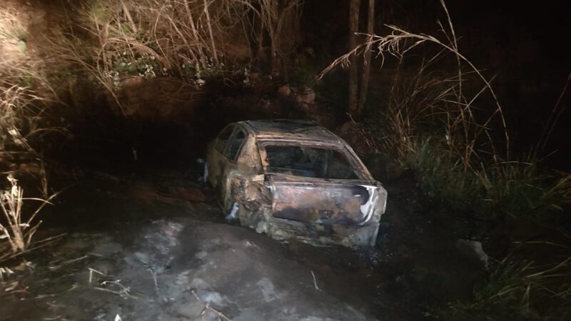 Carro pega fogo na MG 431 depois de ser fechado e condutor perder o controle da direção