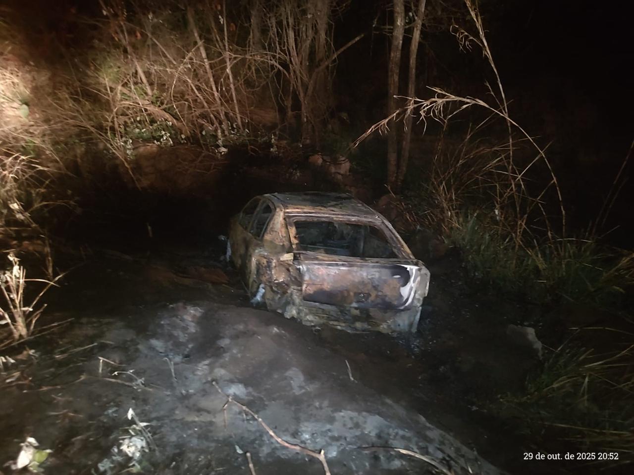 Carro pega fogo na MG 431 depois de ser fechado e condutor perder o controle da direção