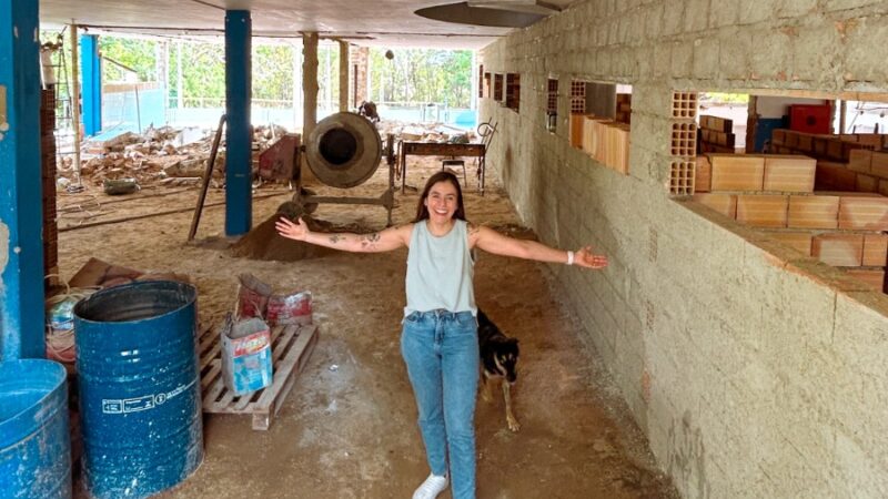 Lohanna acompanha obras do Restaurante Universitário da UEMG, que seguem a todo vapor