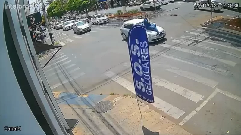 Vídeo: Homem cai sobre capô de carro depois de acidente e briga de trânsito em Minas