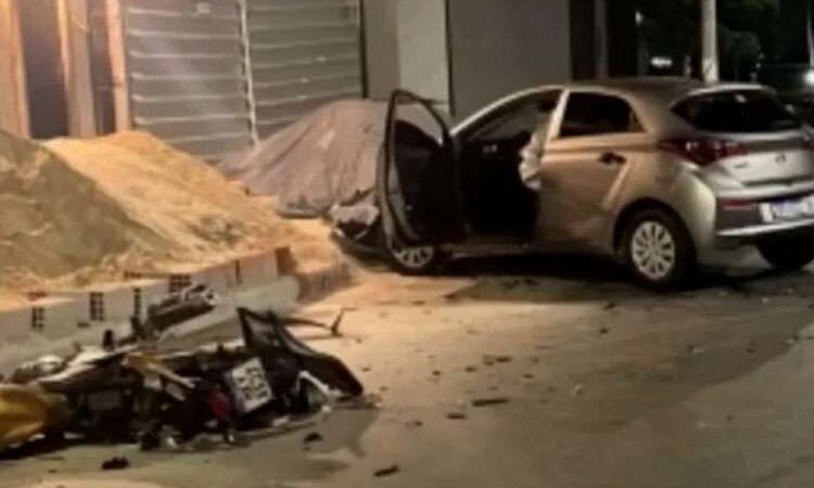 Vídeo: carro invade pista, bate em motocicleta que explode em Sete Lagoas