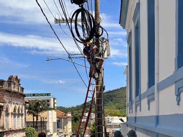 Vídeo: criada força-tarefa para retirada de cabos inutilizados largados em Itaúna