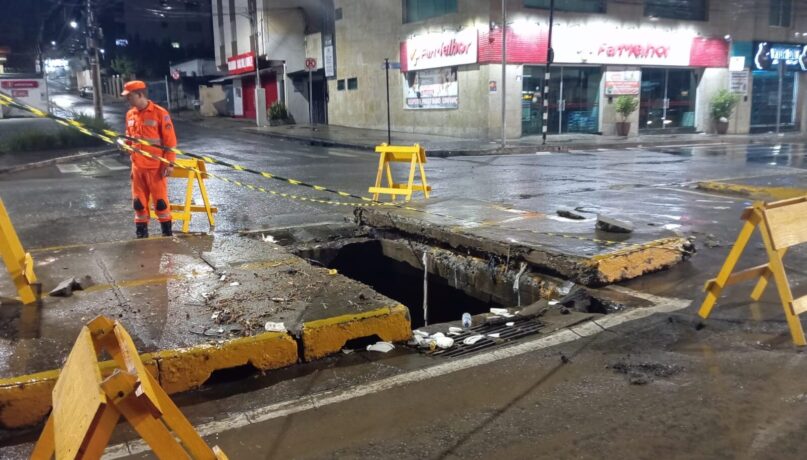 Vídeos: em poucos minutos, chuvas já trazem prejuízos à cidade na avenida Jove Soares