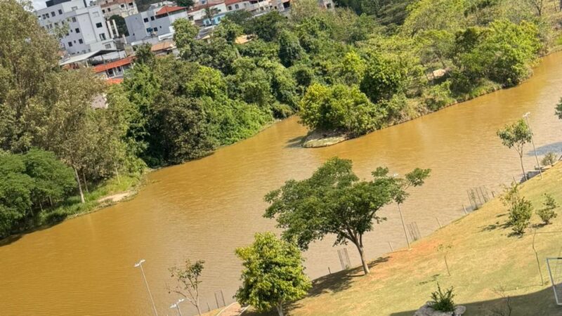 Prefeitura abre comporta para ampliar capacidade de represamento da lagoa da sede administrativa