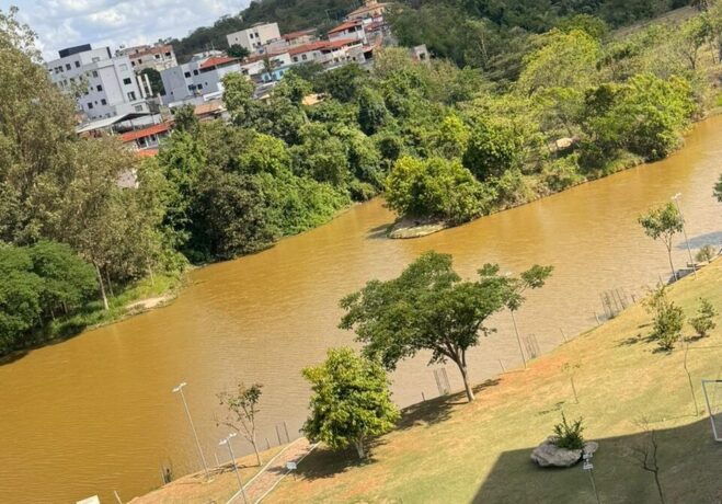 Prefeitura abre comporta para ampliar capacidade de represamento da lagoa da sede administrativa