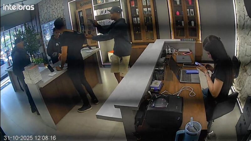 Vídeos: carro usado em tentativa de assalto a loja de celulares é encontrado abandonado na MG 050