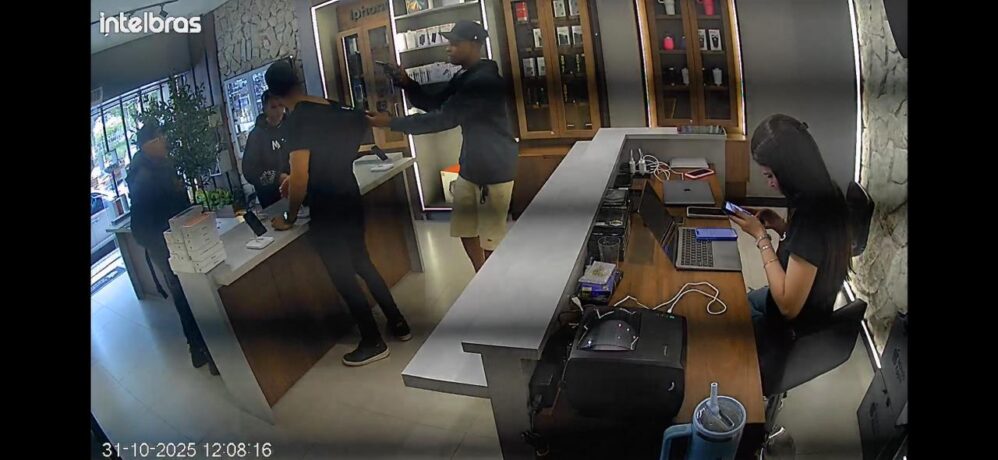 Vídeos: carro usado em tentativa de assalto a loja de celulares é encontrado abandonado na MG 050