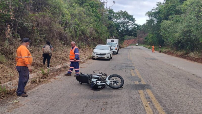 Motociclista não habilitado atropela idoso que trabalhava na BR 352, em Pará de Minas