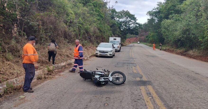 Motociclista não habilitado atropela idoso que trabalhava na BR 352, em Pará de Minas