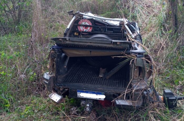Corpo é encontrado em veículo capotado na zona rural de Itaúna