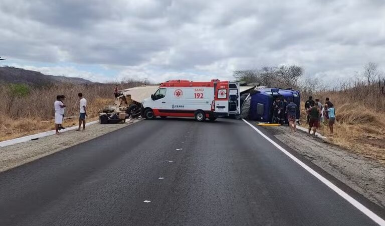 Vídeo: dois homens são presos pela PRF por saque de carga em caminhão tombado no Ceará