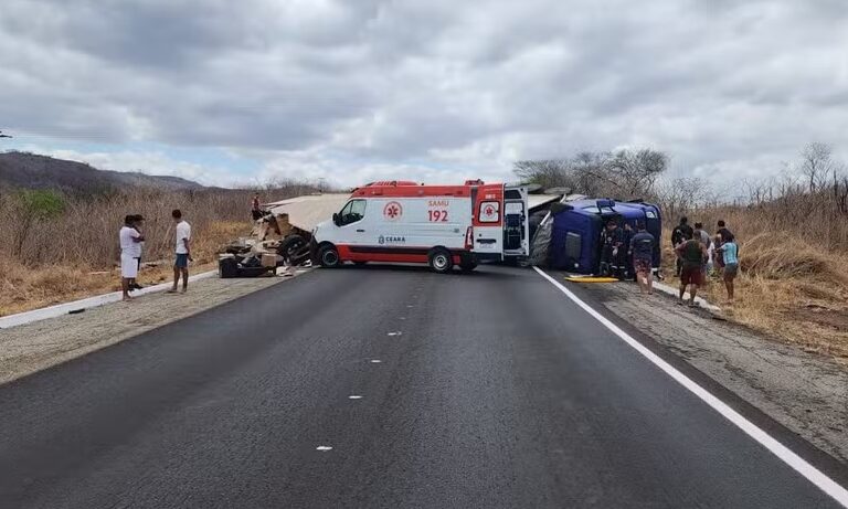 Vídeo: dois homens são presos pela PRF por saque de carga em caminhão tombado no Ceará