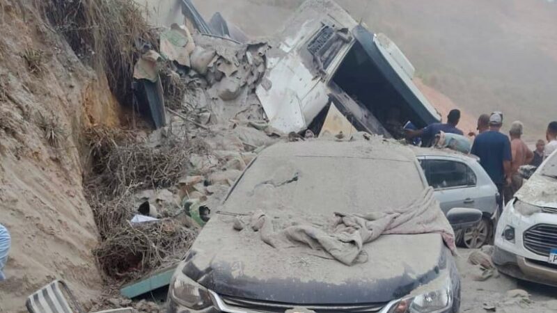Vídeo: carreta de cimento desgovernada tomba e atinge carros na Serra do Igarapé