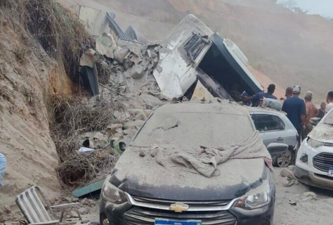 Vídeo: carreta de cimento desgovernada tomba e atinge carros na Serra do Igarapé