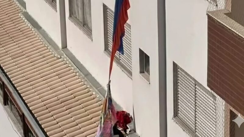 Jovem tenta pular do quarto andar do prédio onde mora no centro usando uma “tereza”