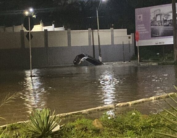 Vídeo: servidor público é sugado por cratera durante fortes chuvas na Bahia