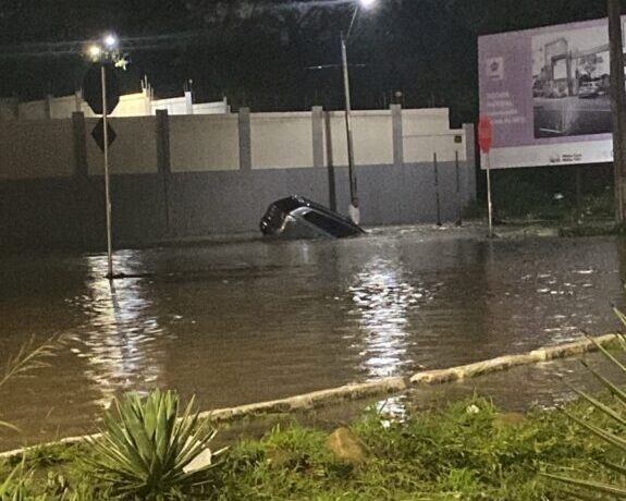 Vídeo: servidor público é sugado por cratera durante fortes chuvas na Bahia