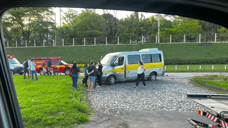 Acidente na MG 431, entre Van e Saveiro, deixa cinco pessoas feridas
