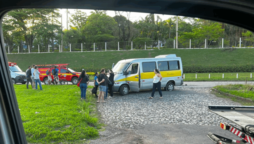 Acidente na MG 431, entre Van e Saveiro, deixa cinco pessoas feridas