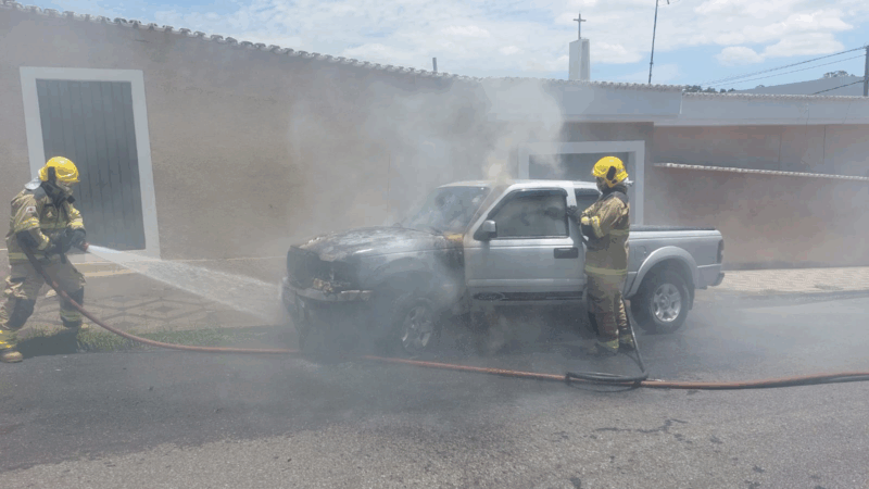 Vídeo: bombeiros apagam incêndio em carro no bairro Santanense