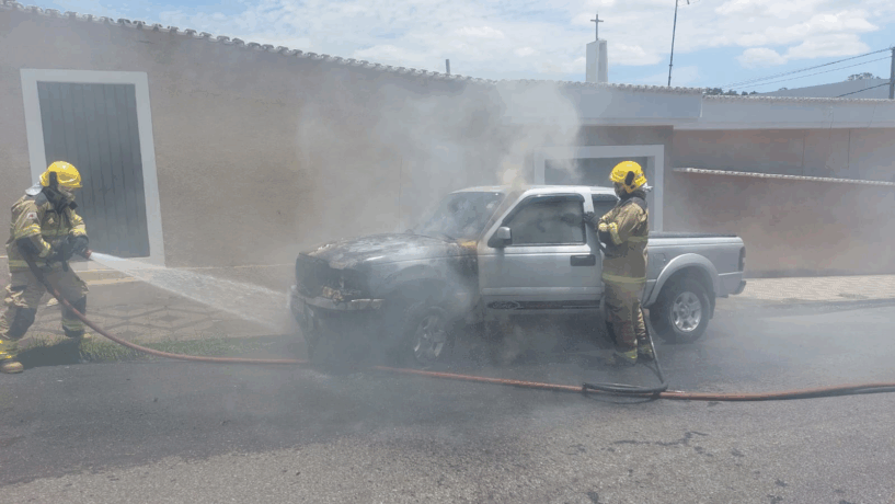 Vídeo: bombeiros apagam incêndio em carro no bairro Santanense