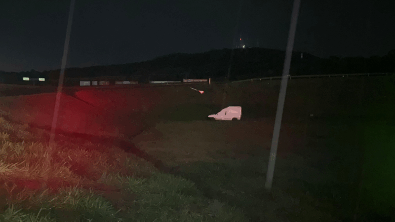 Depois de aquaplanar na pista, na rodovia  431, carro cai no canteiro e motorista fica ferido