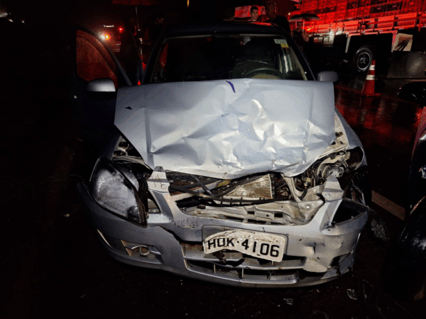 Acidente na MG 431, em Itaúna, envolve três carros e um caminhão