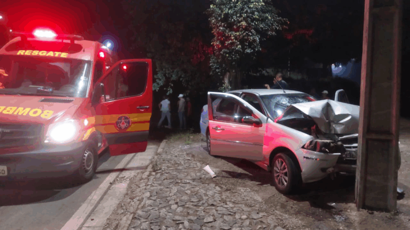 Duas pessoas se ferem com gravidade em acidente na madrugada deste domingo, em Itaúna