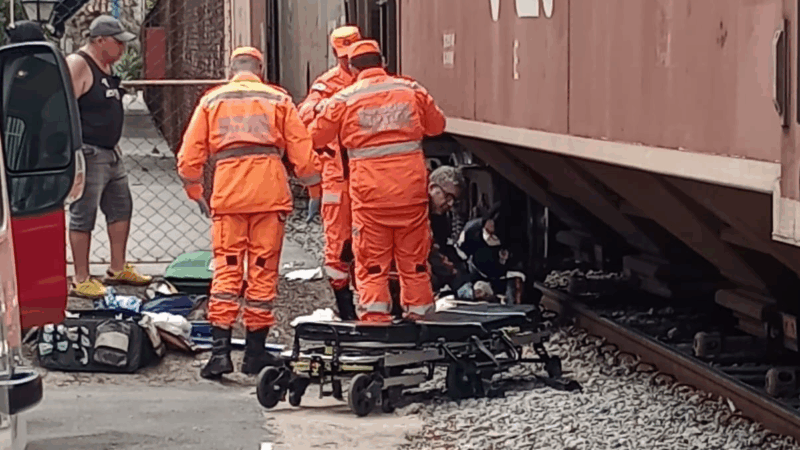 Homem é atropelado por trem e socorrido com várias fraturas, em Itaúna