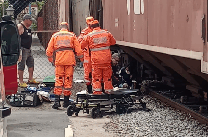 Homem é atropelado por trem e socorrido com várias fraturas, em Itaúna