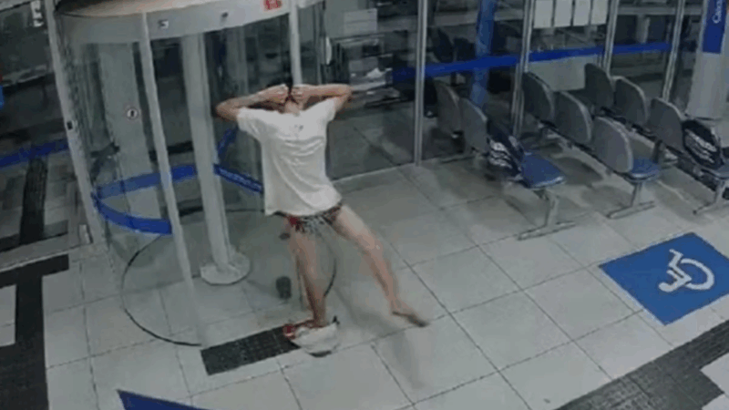 Ladrão invade banco, entala na porta giratória na hora de sair e acaba preso em Minas