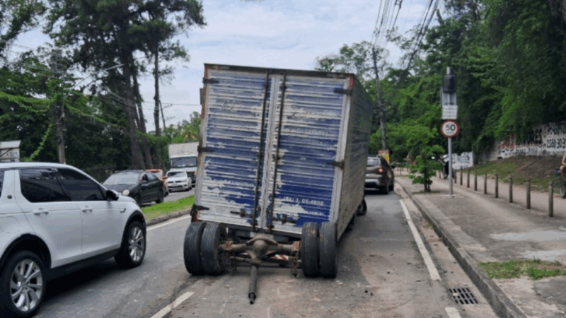 Vídeo: caminhão é perseguido depois de derrubar fiação e provoca grave acidente