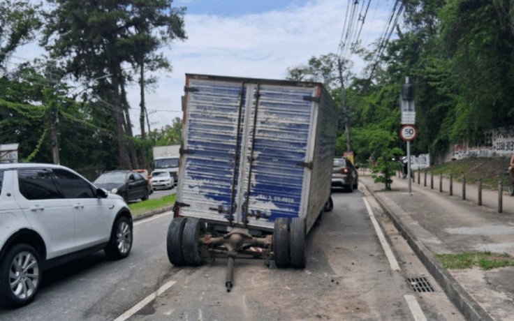 Vídeo: caminhão é perseguido depois de derrubar fiação e provoca grave acidente