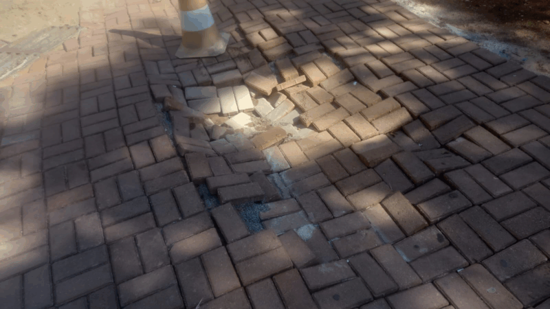 Piso da Praça da Matriz tem vários afundamentos e põe visitantes da “Cidade Fantástica” em risco de quedas