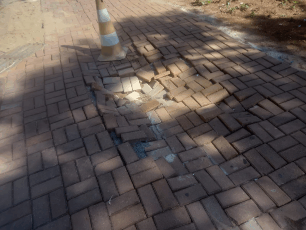 Piso da Praça da Matriz tem vários afundamentos e põe visitantes da “Cidade Fantástica” em risco de quedas